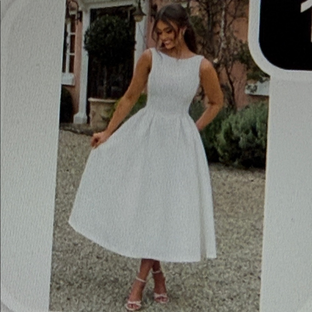 Elegant White Sleeveless Dress